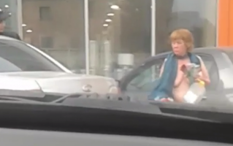 На улице Сыктывкара очевидцы сняли на видео голую женщину с шарфиком на шее