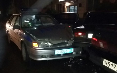 В Сыктывкаре машина ДПС протаранила припаркованные авто