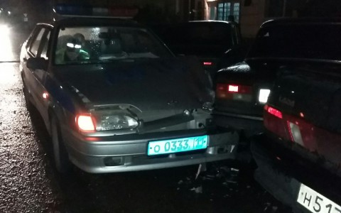 Сыктывкар за день 25 сентября: машина ДПС, протаранившая припаркованные авто, и подробности двойного убийства