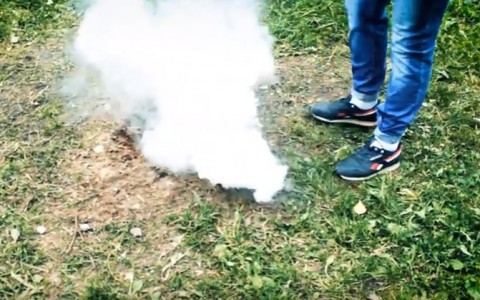 Сыктывкарец снял на видео, как сделать дымовую шашку