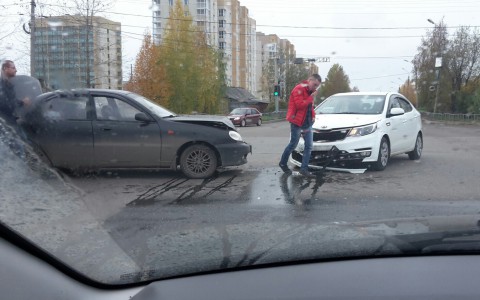 В Сыктывкаре друг в друга влетели «Киа» и «Шевроле»