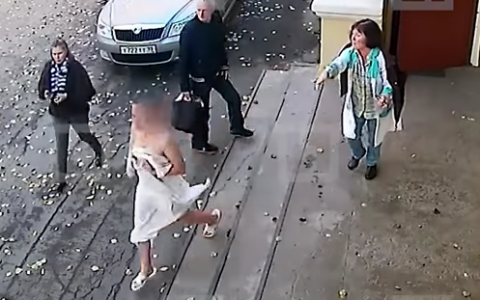 Очевидцы сняли видео, как голая женщина гонялась за «банной воровкой»