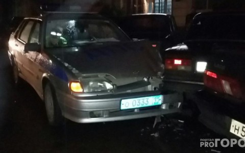 Стало известно, почему в Сыктывкаре экипаж ДПС протаранил припаркованные авто