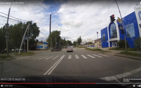 Очевидцы сняли, как в Сыктывкаре легковушка протаранила кроссовер