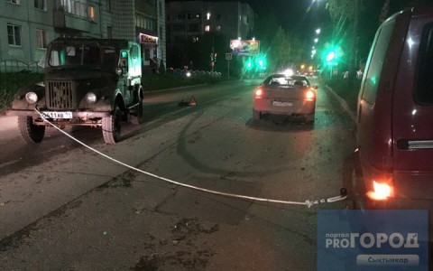 В Сыктывкаре столкнулись легендарный советский джип, микроавтобус и иномарка