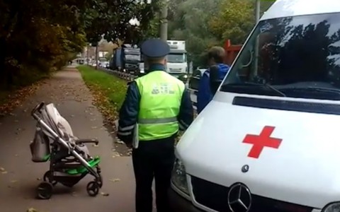 Водитель такси сбил коляску с ребёнком