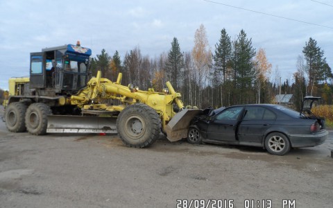 В Коми девушка на BMW врезалась в грейдер
