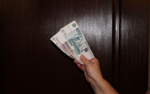 Почтальон из Коми, которая выдавала пенсию купюрами «Банка приколов», уволена