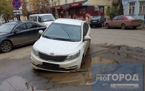 В Сыктывкаре «Киа» провалилась в дорожную яму
