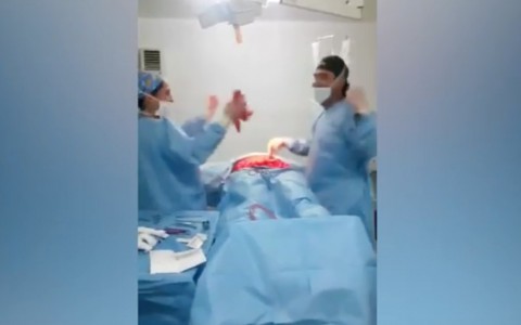 Пластический хирург и медсестра устроили танцы над бессознательным пациентом