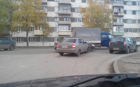 В Сыктывкаре «Приора» не уступила дорогу иномарке и спровоцировала ДТП