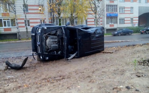 В Сыктывкаре «Мерседес» врезался в опору ЛЭП, один человек погиб