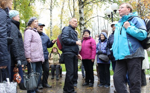 В Сыктывкаре прошла историческая экскурсия: как строились первые школы и почему в них не хотели учиться