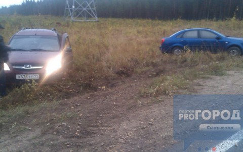 В Коми сразу две машины вылетели с трассы