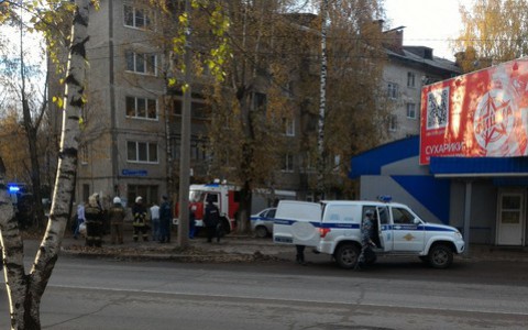 В Сыктывкаре автобусную остановку оцепили сотрудники спецслужб