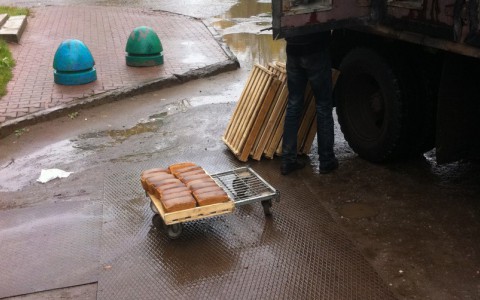 В Сыктывкаре очевидцы сфотографировали лоток свежего хлеба на земле