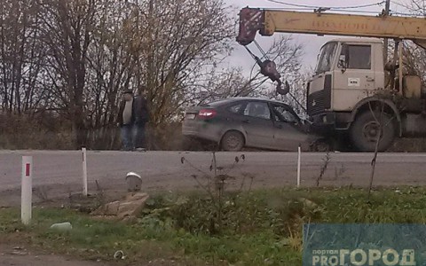 Очевидцы сняли, как в Коми «Лада Гранта» влетела под МАЗ