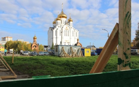 Сыктывкарцы о стройке у Стефановского собора: «Это торговое здание никому не нужно!»