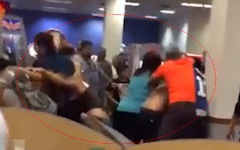На видео попала массовая драка родителей на детском празднике