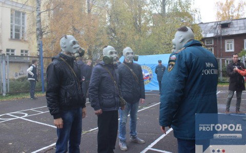 Журналистов Сыктывкара «травили» газами и одевали в резиновые костюмы