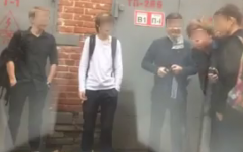 В Сыктывкаре курящие школьники обхаркали авто, не зная о включенном видеорегистраторе