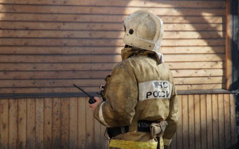В Сыктывкаре спасатели вытащили из горящего дома полуживого мужчину