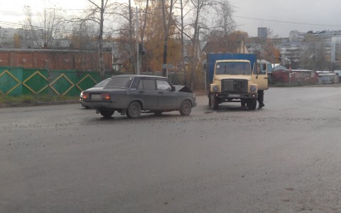 В Сыктывкаре водитель «семерки» спровоцировал ДТП и врезался в грузовик