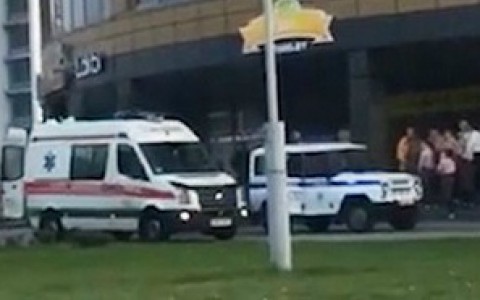 В торговый центр ворвался мужчина с бензопилой и начал убивать людей