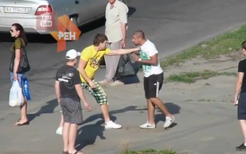 Очевидец заснял, как поплатился неадекватный мужчина, бросавшийся на машины