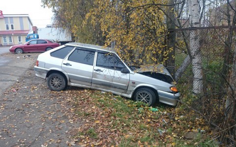 На стоянке в Ухте пьяная автоледи врезалась в забор