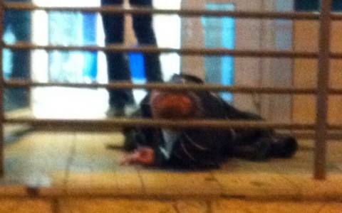 В Сыктывкаре очевидцы сняли, как пьяный мужчина показывал гениталии прохожим