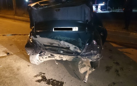 В Коми автоледи влетела в бордюр