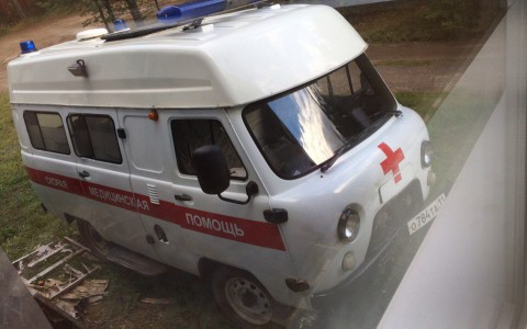 В Коми пьяный мужчина врезался в здание больницы на угнанной машине скорой помощи