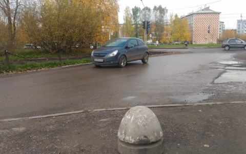 Сыктывкарцы осудили автоледи, которая припарковалась на дороге и мешала проехать