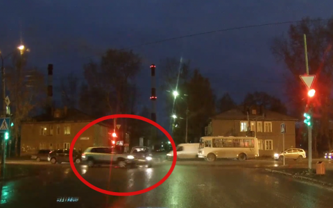 Появилось видео, как Kia врезался в Chevrolet на перекрестке в Сыктывкаре