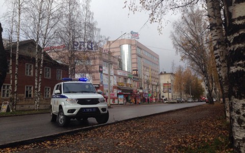 В Сыктывкаре полиция оцепила целую улицу