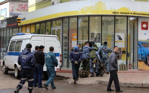 Появились фото с места, где полиция оцепила улицу в Сыктыкаре
