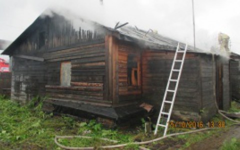 Одиннадцать человек тушили пожар в одном из сел Коми