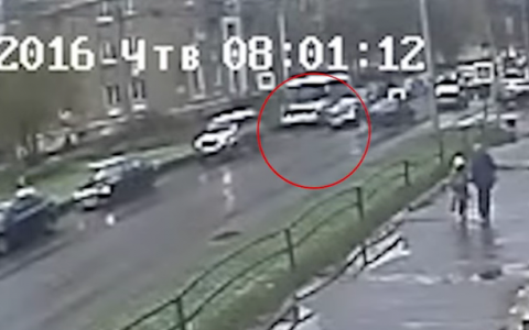 В сети появилось видео, как автоледи сбивает девочку и скрывается с места ДТП в Коми