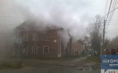 Появилось видео, как горел деревянный дом в центре Сыктывкара