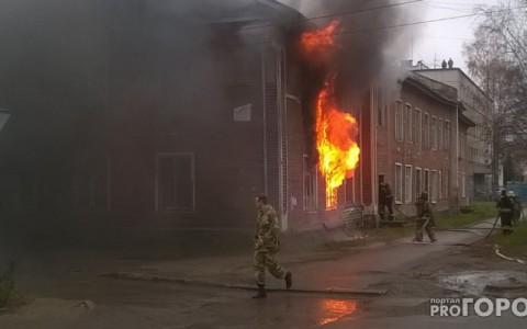 Сыктывкар за день 17 октября: пожар в деревянном доме и мать, которая три месяца истязала своих детей