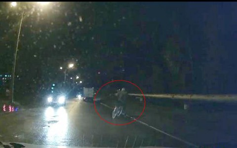 В Сыктывкаре велосипедист едва не попал под колеса авто