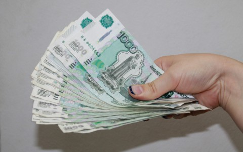 В Коми у выпившей 80-летней старушки украли спрятанные под матрацем деньги