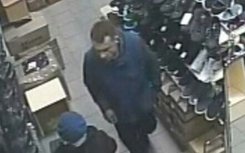 Сыктывкарцы выложили в сеть видео, как наглый вор украл ботинки в магазине