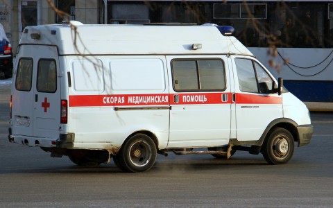 Сыктывкарские медики поехали спасать мужчину, который ловил рыбу из канализационного люка