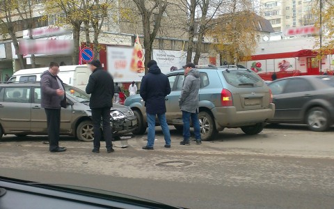 В центре Сыктывкара широкую дорогу не поделили две иномарки