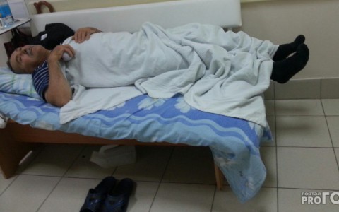 В Сыктывкаре наказали врачей, из-за которых пациент сутки лежал в коридоре