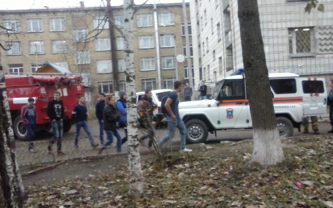 В Сыктывкаре горит здание индустриального колледжа
