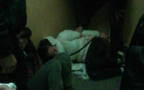 В Сыктывкаре пьяные девушки порезали стеклом женщину и плевались в полицию