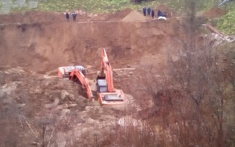 Очевидцы сняли на видео, как в Сыктывкаре в котловане утонул экскаватор